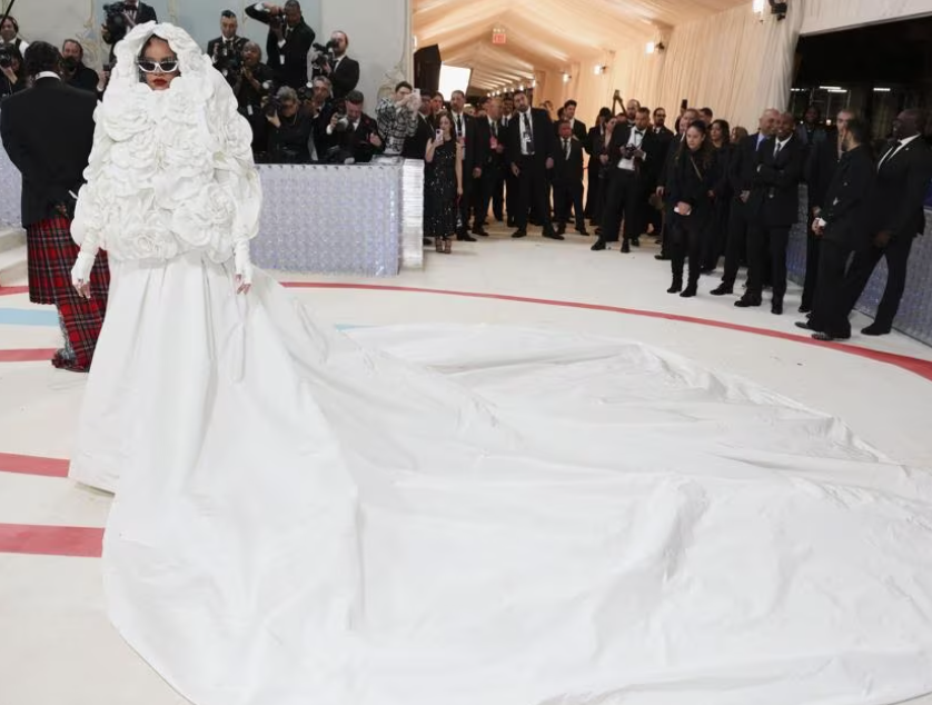 Stella Rocha deslumbra con su vestido transparente en Cannes 